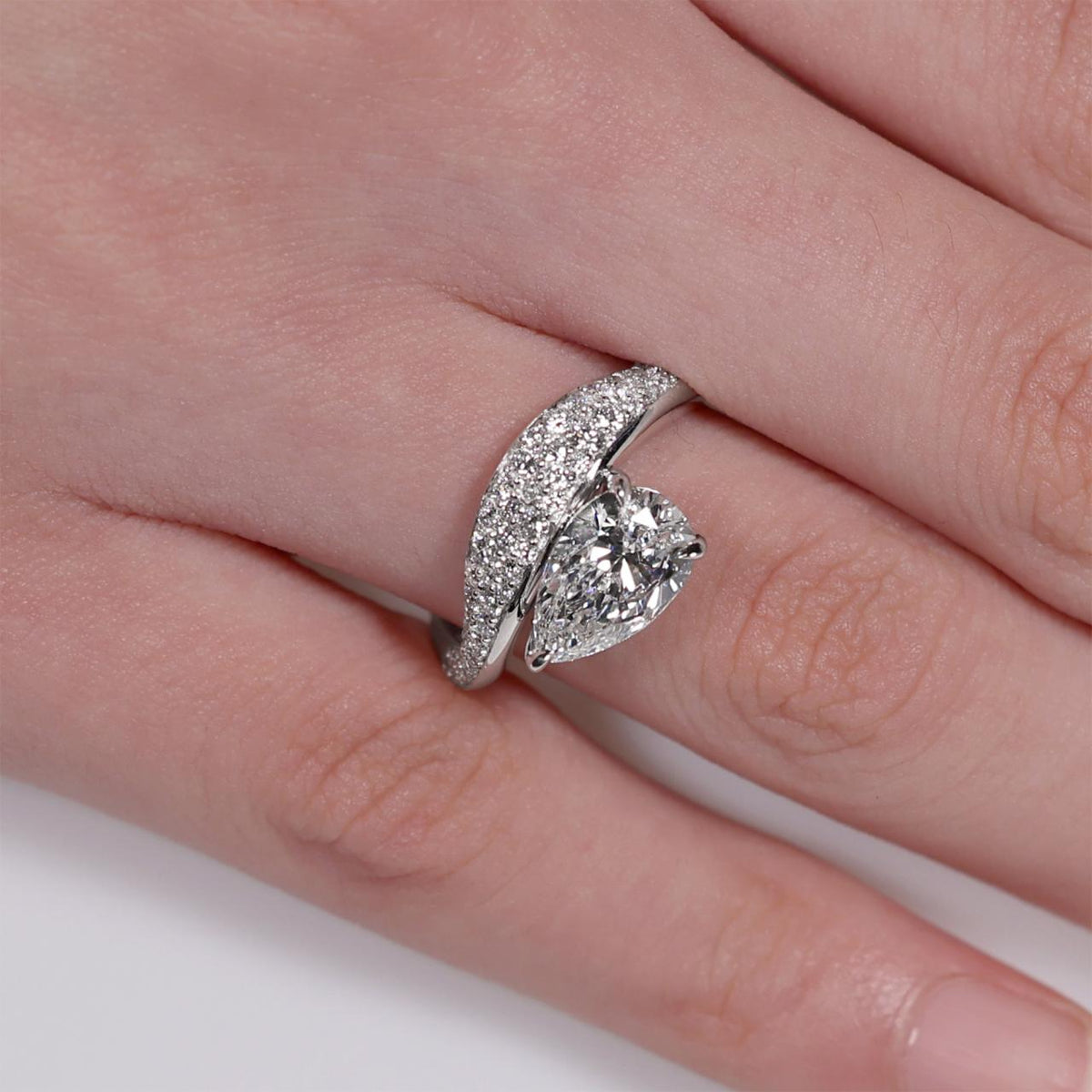 18ct white gold 1.54ct D VVS2 pear shaped lab grown diamond ring IGI Cert