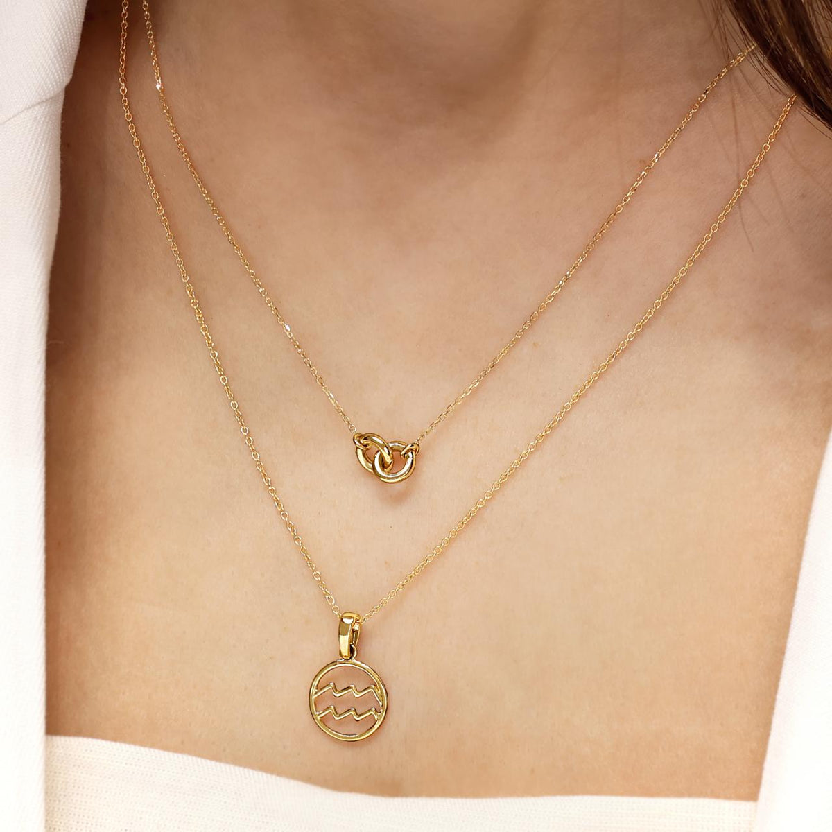 18ct yellow gold Aquarius zodiac pendant