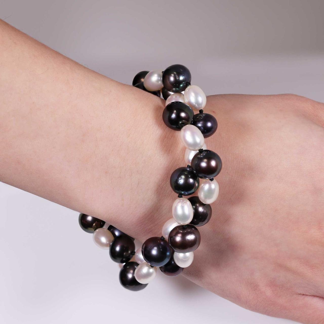 Peacock dyed fresh water pearl bracelet ended with a silver ribbed magnetic clasp