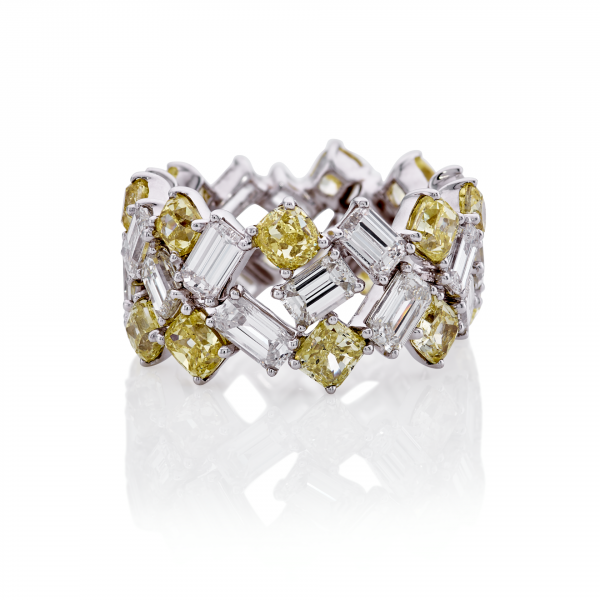 18ct white gold diamond ring featuring yellow diamonds