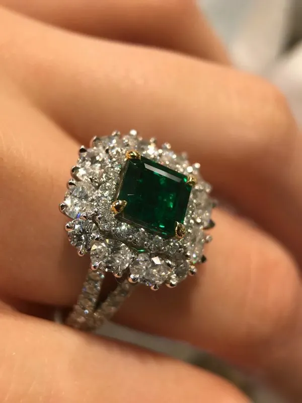 18ct white and yellow gold 2.04ct green emerald and diamond ring - Image 3