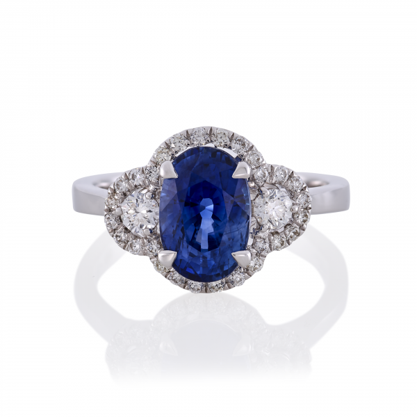 18ct white gold 3.22ct oval blue sapphire & diamond ring