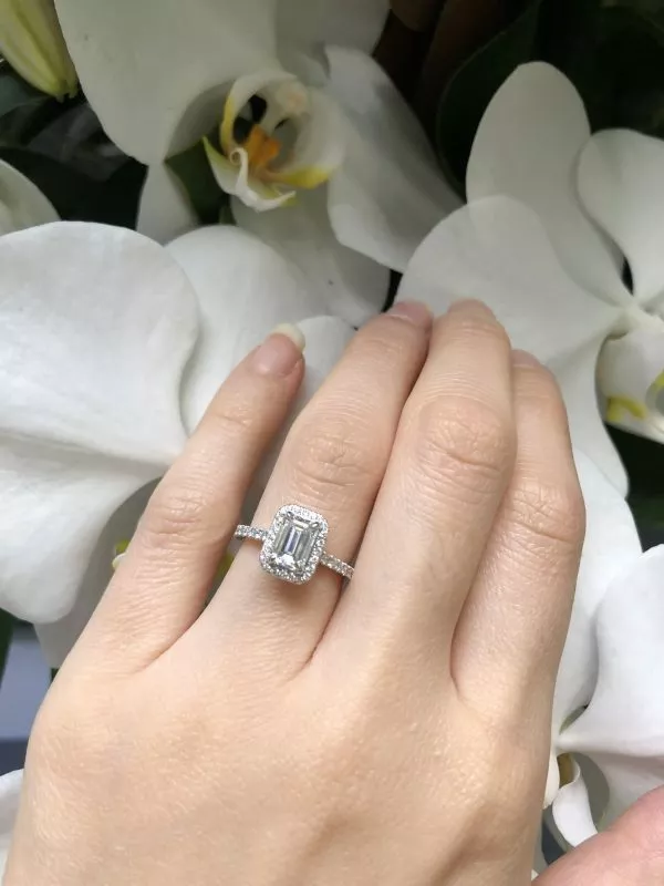 18ct white gold emerald cut diamond ring with halo - Image 3