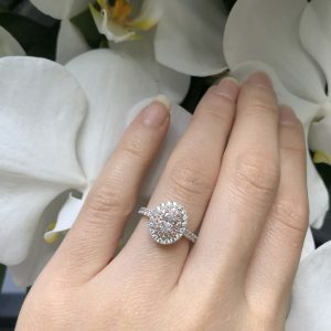 18ct white & rose gold oval diamond ring with fancy pink diamonds