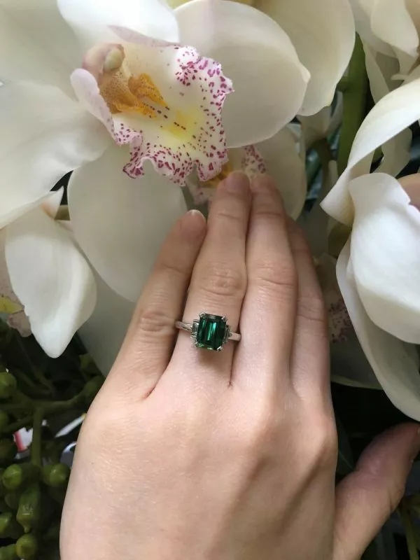 18ct white gold emerald cut green tourmaline and diamond ring - Image 2
