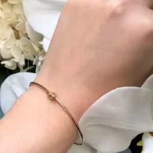 18ct yellow gold knot bangle