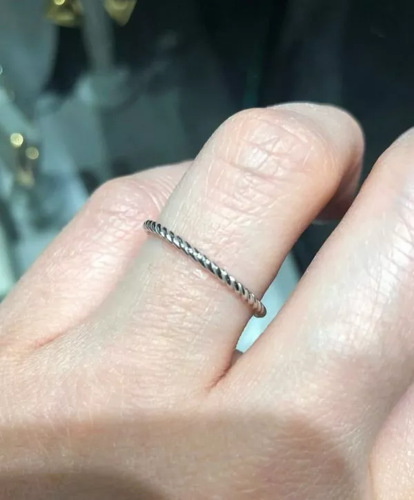 18ct white gold twist ring - Image 4