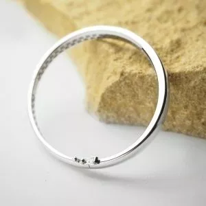 18ct white gold oval hollow hinged bangle