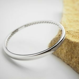 18ct white gold oval hollow hinged bangle