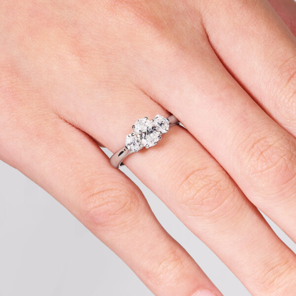 18ct white gold Oval cut three stone GIA diamond ring - Image 3
