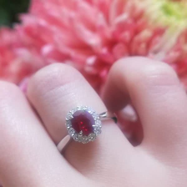 18ct white gold 1.35ct oval ruby & diamond halo ring