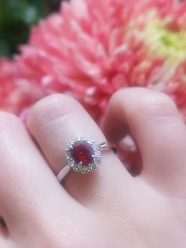 18ct white gold 1.35ct oval ruby & diamond halo ring