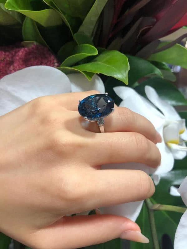 18ct white gold 24.29ct oval London blue topaz and diamond ring