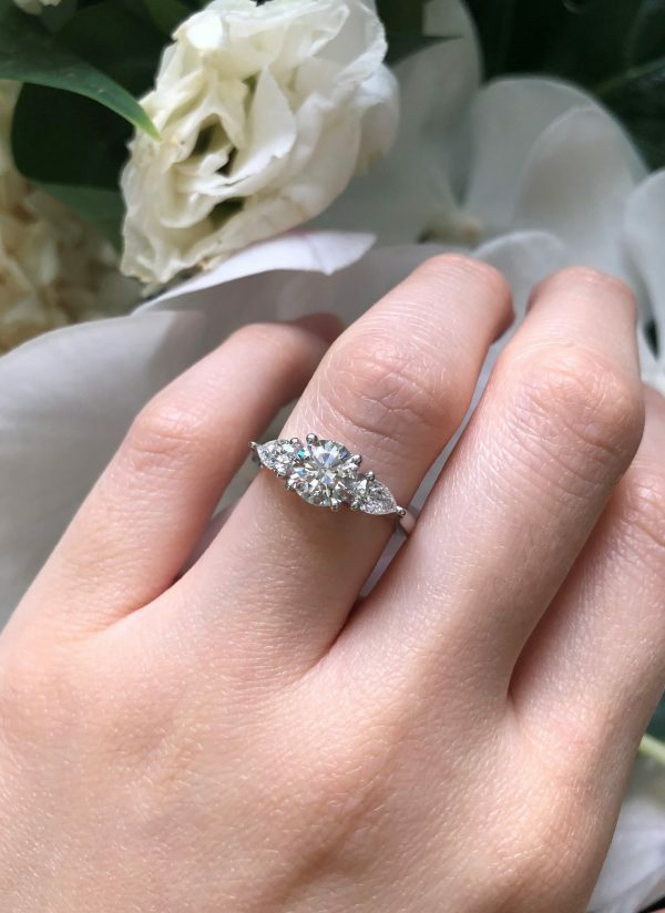 18ct White Gold Round & Pear Three Stone Diamond Ring - Image 3