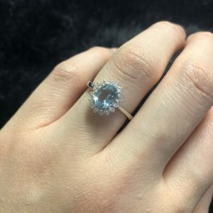 18ct white gold 1.15ct oval aquamarine & diamond halo ring