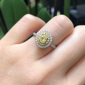 18ct white & yellow gold 0.59ct oval diamond ring