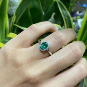 18ct white gold oval emerald and diamond ring