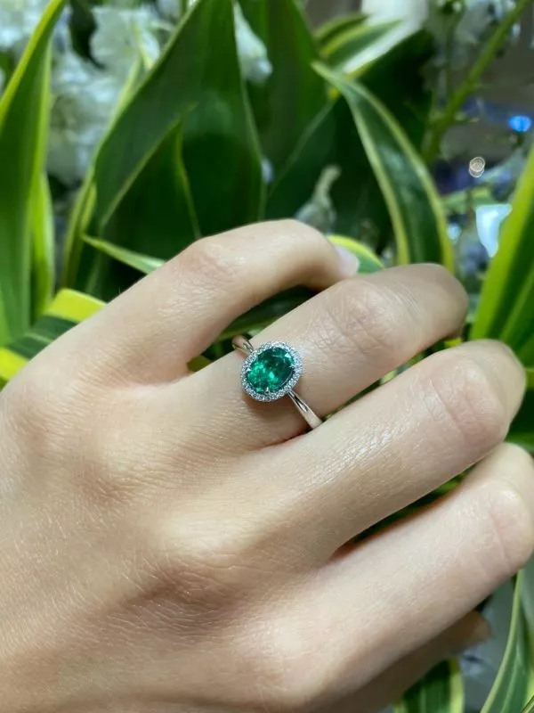 18ct white gold oval emerald and diamond ring