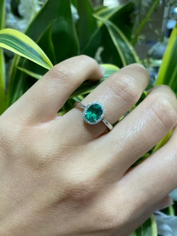 18ct white gold oval emerald and diamond ring - Image 2