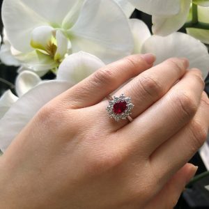 18ct white gold oval 1.02ct ruby & diamond ring