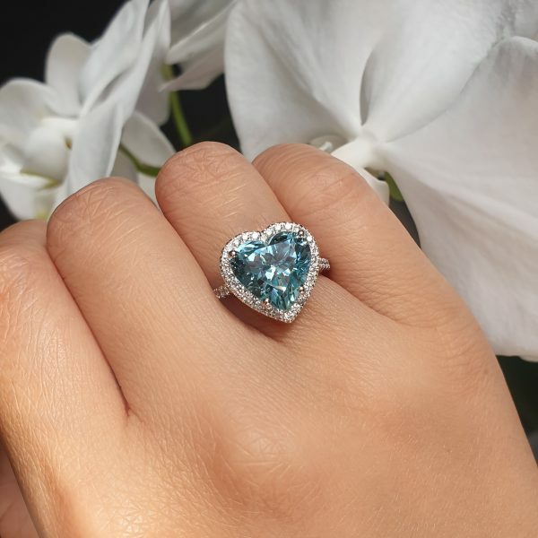 18ct white gold 5.20ct heart shaped aquamarine and diamond ring