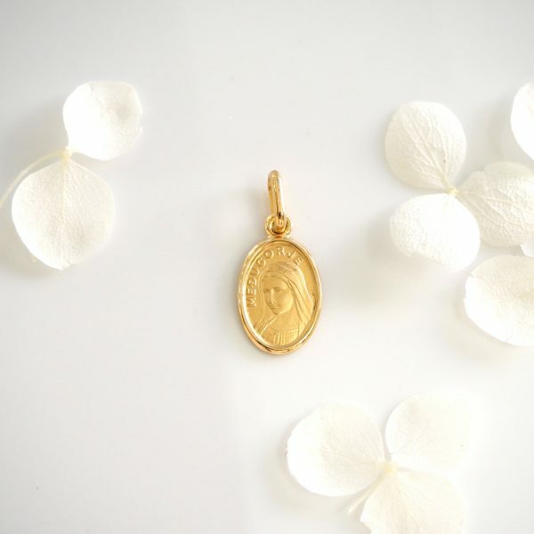 18ct yellow gold "Lady Medjugorje" oval medal pendant.