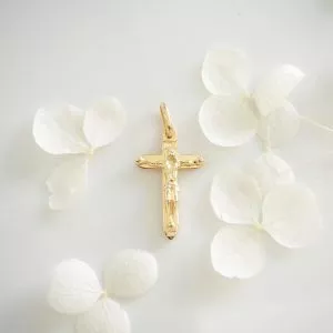 18ct yellow gold crucifix pendant