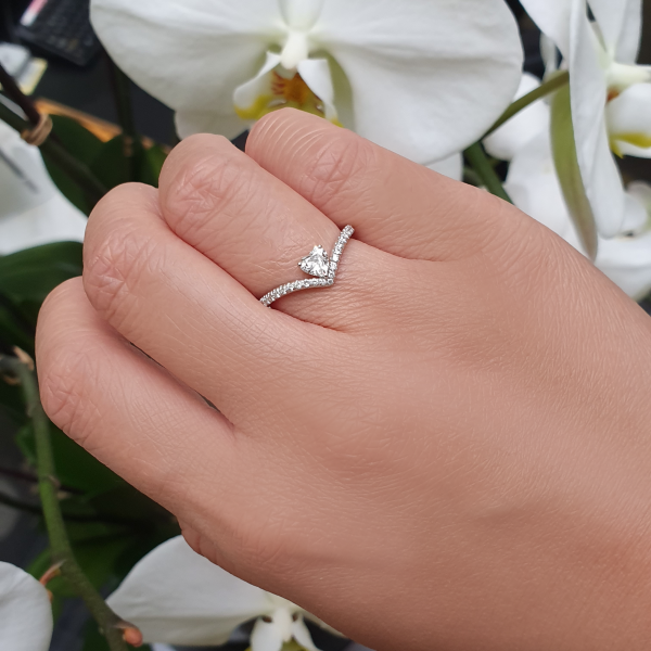 18ct white gold heart diamond ring