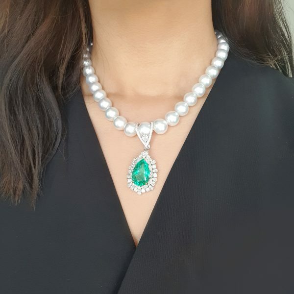 'The La Scala necklace' 18ct white gold 19.30ct pear shape Colombian emerald and diamond pearl necklace
