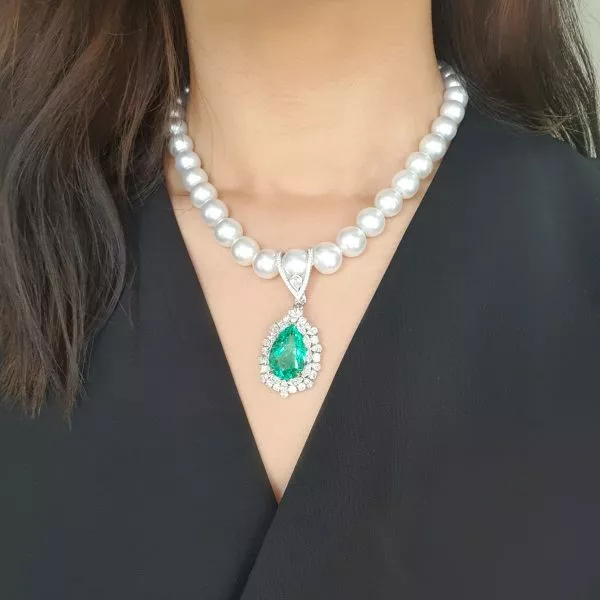 'The La Scala necklace' 18ct white gold 19.30ct pear shape Colombian emerald and diamond pearl necklace