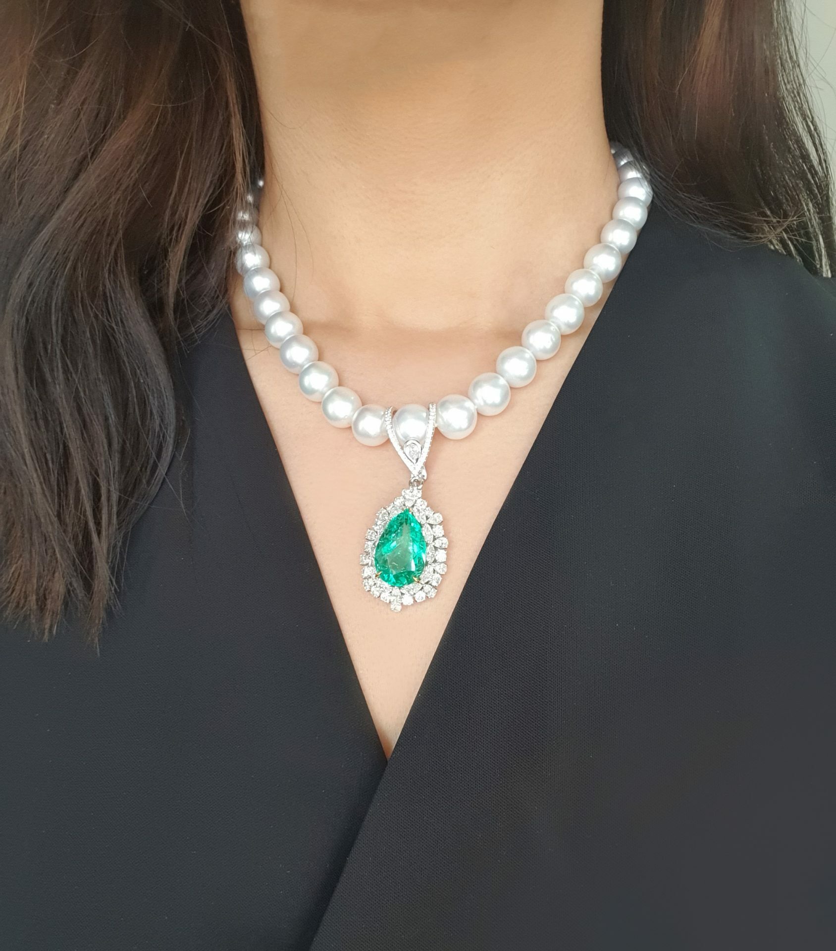 La Scala necklace 18ct gold pear Colombian emerald pearl necklace