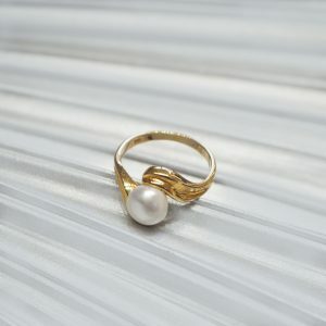 18ct yellow gold pearl ring