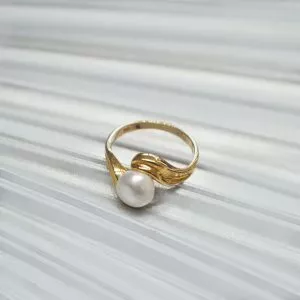 18ct yellow gold pearl ring
