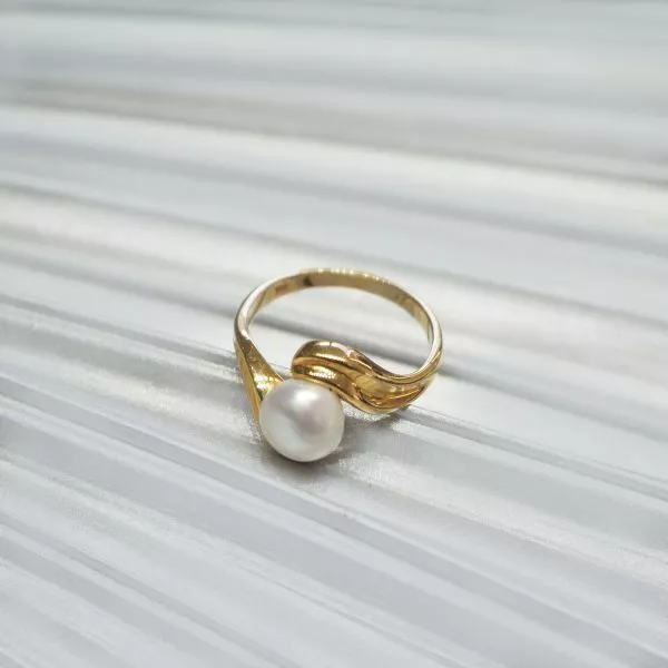 18ct yellow gold pearl ring