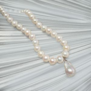 Fresh water pearls necklace with silver baroque fresh water pearl pendant