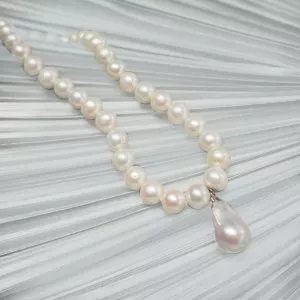 Fresh water pearls necklace with silver baroque fresh water pearl pendant