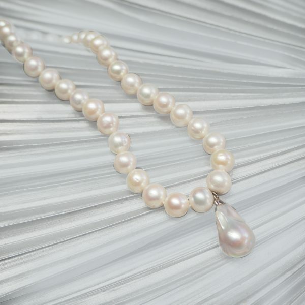 Fresh water pearls necklace with silver baroque fresh water pearl pendant