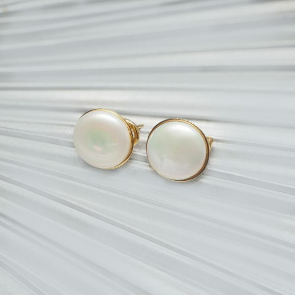 18ct Yellow Gold Freshwater Pearl Button Earrings