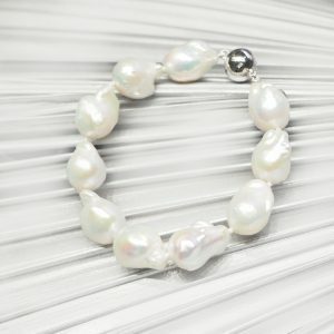 Fresh water baroque pearls bracelet