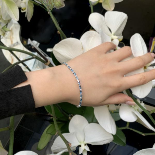 18ct white gold oval aquamarine & diamond bracelet