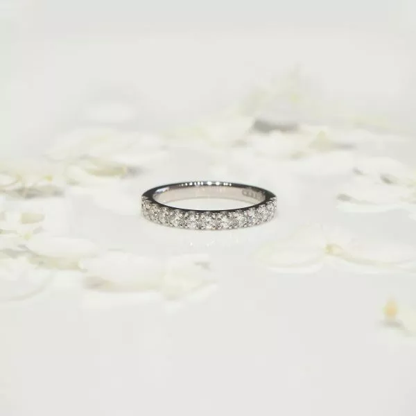 18ct white gold diamond ring.
