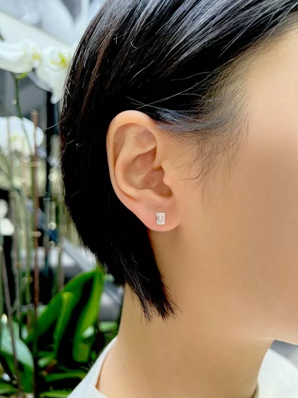 18ct white gold 2=1.01ct emerald cut diamond stud earrings - Image 2
