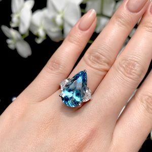 18ct white gold 8.35 pear shaped Santa Maria aquamarine & diamond ring