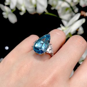 18ct white gold 8.35 pear shaped Santa Maria aquamarine & diamond ring