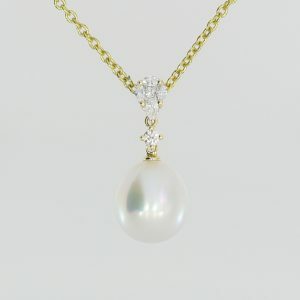 18ct yellow gold diamond and 11mm oval south sea pearl pendant
