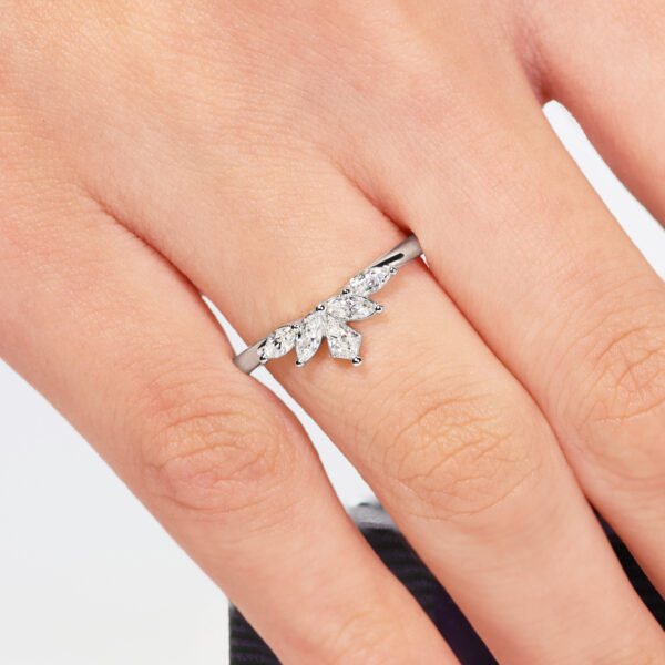 18ct white gold kite and marquise shaped diamond ring - Image 2