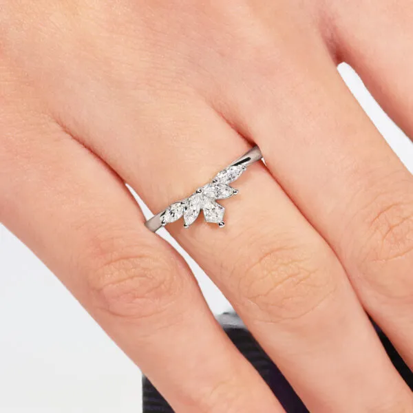 18ct white gold kite and marquise shaped diamond ring - Image 2
