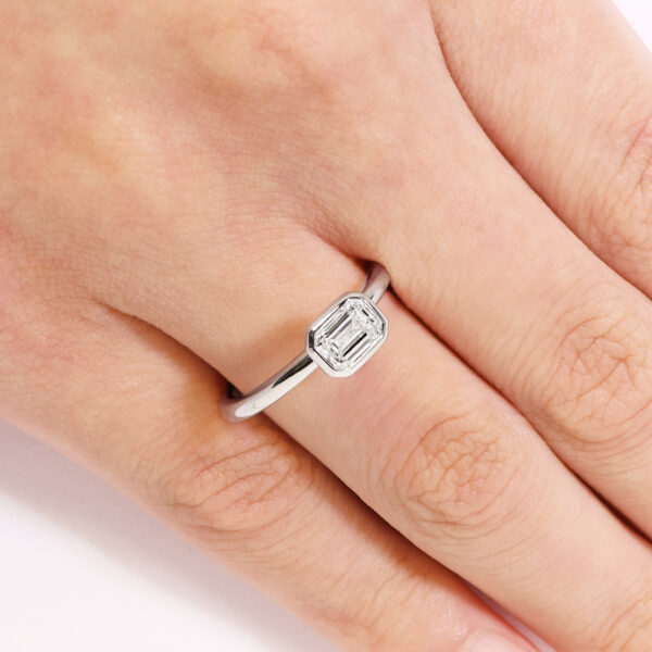18ct white gold emerald cut bezel set diamond solitaire ring - Image 3