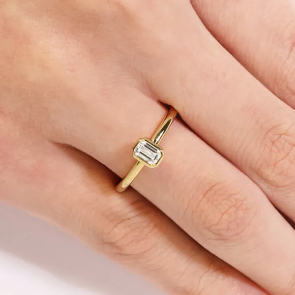 18ct yellow gold 0.30ct FG VS emerald cut diamond bezel set solitaire ring - Image 3
