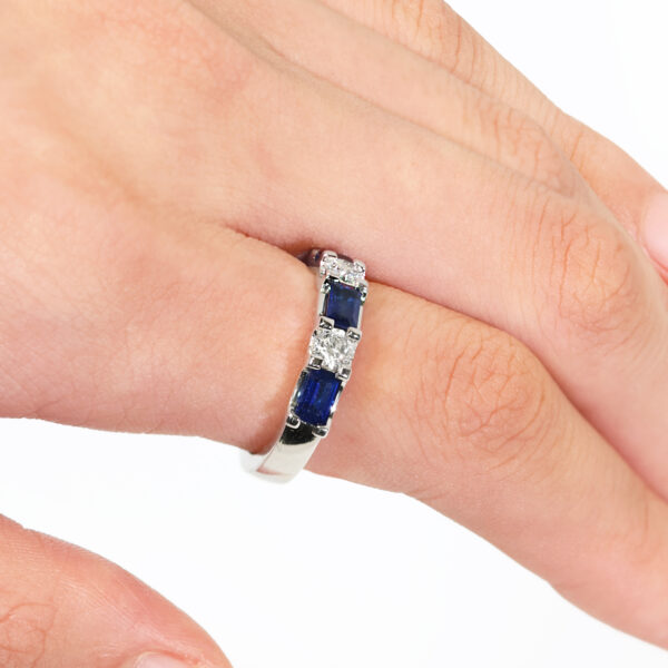 18ct white gold blue Madagascan octagon sapphire & diamond ring - Image 2
